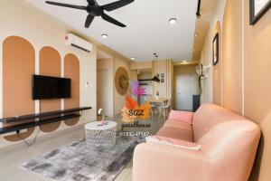 SAZ Guesthouse في سيمينيه: غرفة معيشة مع أريكة وتلفزيون بشاشة مسطحة