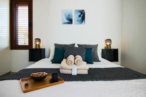 Un dormitorio con una cama con dos toallas encima. en Phaedrus Living: Seaside Flat Constantinos 113, en Pafos