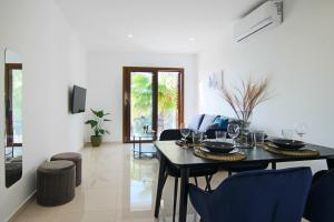 Un comedor con mesa y sillas en Phaedrus Living: Seaside Flat Constantinos 113, en Pafos