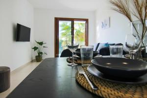 una mesa con un tazón y copas de vino. en Phaedrus Living: Seaside Flat Constantinos 113, en Pafos 7 fotos más
