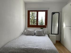 A bed or beds in a room at Izas · Pirineos360 · Práctico y sencillo · Perfecto para esquiadores