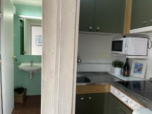 A kitchen or kitchenette at Izas · Pirineos360 · Práctico y sencillo · Perfecto para esquiadores