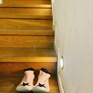 2 paires de chaussures assises sur les escaliers dans l'établissement La casetta rossa, à Rimini