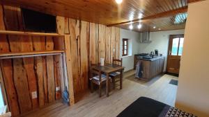 Una cocina o cocineta en Studio chaleureux dans les monts du Forez
