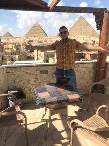 een man op een tafel voor de piramiden bij City pyramids inn in Caïro