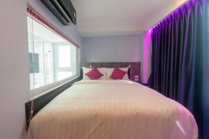 Postel nebo postele na pokoji v ubytování Spark Hotel - MRT Queen Sirikit - SHA Extra Plus Certified