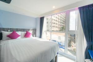 Postel nebo postele na pokoji v ubytování Spark Hotel - MRT Queen Sirikit - SHA Extra Plus Certified