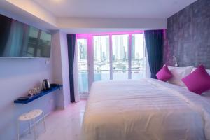 Postel nebo postele na pokoji v ubytování Spark Hotel - MRT Queen Sirikit - SHA Extra Plus Certified