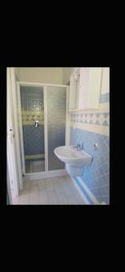 ein Bad mit einem Waschbecken und einer Dusche in der Unterkunft Casa Silvia Climatizzata, giardino privato e posto auto privato in Viddalba