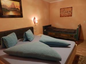 Ein Bett oder Betten in einem Zimmer der Unterkunft Schloßburg Reiserhof