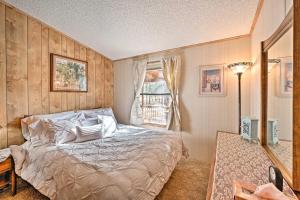 Llit o llits en una habitació de Happy Jack Cabin with 2 Decks, Grill, Wooded Views