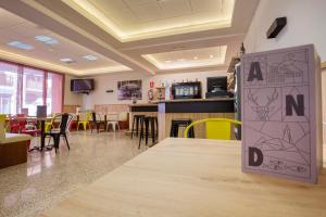 Ruang duduk di Hotel Encamp by Nexta