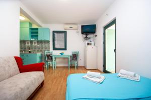 a living room with a couch and a kitchen at Vila Il Pescatore in Petrovac na Moru