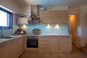 A kitchen or kitchenette at Studio Thea - Roxan Residence