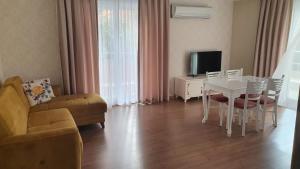 TV i/ili multimedijalni sistem u objektu Onix Apart Hotel