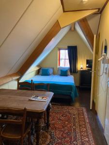 
Een bed of bedden in een kamer bij Herberg de Natte Pij
