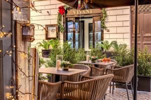 un patio con tavoli e sedie all'esterno di un ristorante di Hotel 55 Fifty-Five - Maison d'Art Collection a Roma