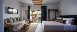 Un dormitorio con dos camas y una sala de estar. en Olive Mykonos Villas, en Ano Mera 142 fotos más