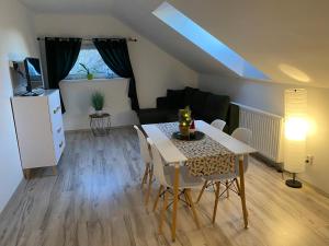 Μια τηλεόραση ή/και κέντρο ψυχαγωγίας στο Apartamenty - Pod Wierzbami