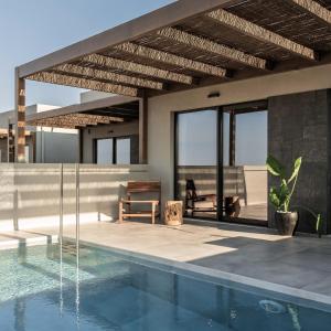 een huis met een zwembad en een patio bij AKU Suites with private pools in Stalida