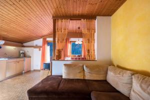 un soggiorno con divano marrone in cucina di Heiserhof App Birke a Val di Mezzo