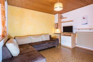 un soggiorno con divano e TV di Heiserhof App Birke a Val di Mezzo
