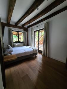 Łóżko lub łóżka w pokoju w obiekcie Arantza Apartamentuak