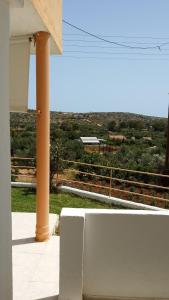 Blick vom Balkon eines Hauses in der Unterkunft Marathi Panorama Rooms in Marathi + 21 Fotos