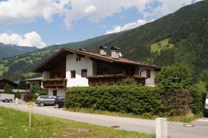 una casa al lado de una carretera con una montaña en Apartment Alpin, en Aschau
