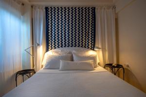 A bed or beds in a room at Studio Thea - Roxan Residence