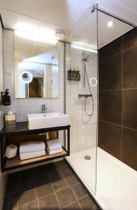 uma casa de banho com um lavatório e um chuveiro em Holiday Inn The Hague - Voorburg, an IHG Hotel em Voorburg