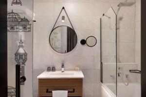 Koupelna v ubytování Ramada by Wyndham Budapest City Center + 29 fotografií