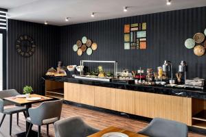 Reštaurácia alebo iné gastronomické zariadenie v ubytovaní Ramada by Wyndham Budapest City Center