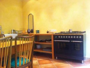 a kitchen with a stove and a table and chairs at Das Gaestehaus in Offenburg