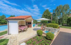 Κήπος έξω από το Anitavilla Poreč Apartments with Pool