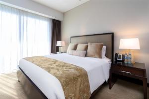 A bed or beds in a room at Stay by Al Ghurair Holiday Homes - Address Dubai Marina Residence