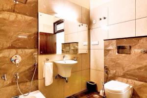 uma casa de banho com um lavatório, um WC e um chuveiro em The Buddhayan Villa em Jaipur