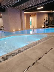 duży basen w budynku w obiekcie Blue Zet Apartament w Sarbinowie