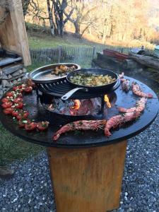 einen Grill mit Fleisch und Gemüse darüber in der Unterkunft Chalet Alpage Proche Genève in Mégevette