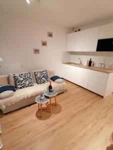 salon z kanapą i stołem w obiekcie Blue Zet Apartament w Sarbinowie +17 zdjęć