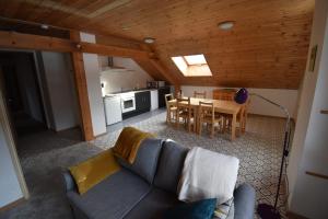 ein Wohnzimmer und eine Küche mit einem Sofa und einem Tisch in der Unterkunft Apartment Croix Carail - Completely renovated in Roubion in Névache
