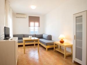 - un salon avec un canapé et une table dans l'établissement Janos Studios and Apartments, à Náoussa