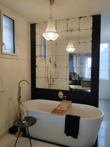 Kylpyhuone majoituspaikassa Les Rauches - Quai Loire - Suite Love