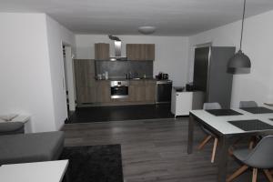 ein Wohnzimmer mit einem Tisch und einer Küche in der Unterkunft Ferienwohnung Oststraße 37 in Schmallenberg