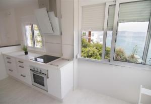 Η κουζίνα ή μικρή κουζίνα στο Luxury Sea view Apartment