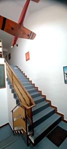 Hřiměždice的住宿－Penzion a restaurace U jezírka，建筑中的一个楼梯,天花板