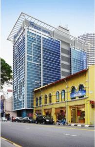 un gran edificio al lado de una calle de la ciudad en Frenz Hotel Kuala Lumpur, en Kuala Lumpur