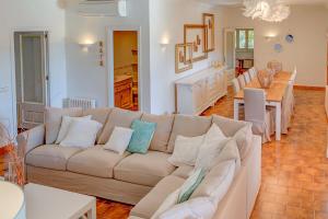 Posezení v ubytování Villa Ses Porrasses by Sealand Villas
