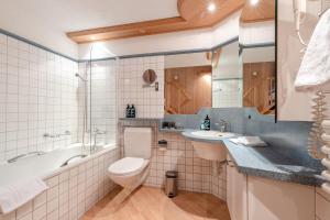Ванная комната в Hotel Piz Mitgel