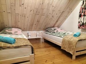 Tempat tidur dalam kamar di Domek całoroczny Pod Bieszczadzkim Aniołem